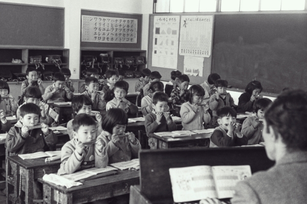 1963年のハーモニカの授業の写真