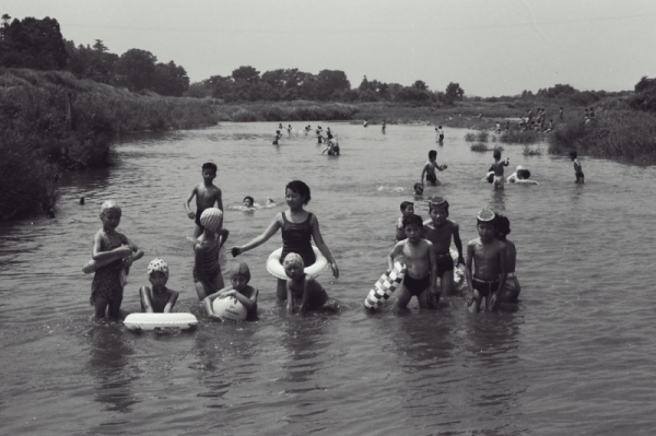 1964年の都幾川で川遊びの写真