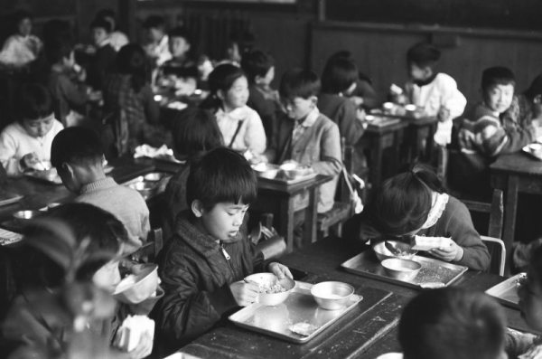 1964年の給食風景の写真