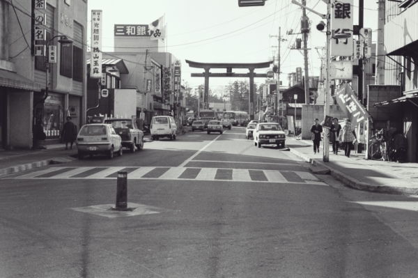 1973年の東松山駅入り口から大鳥居を望む写真