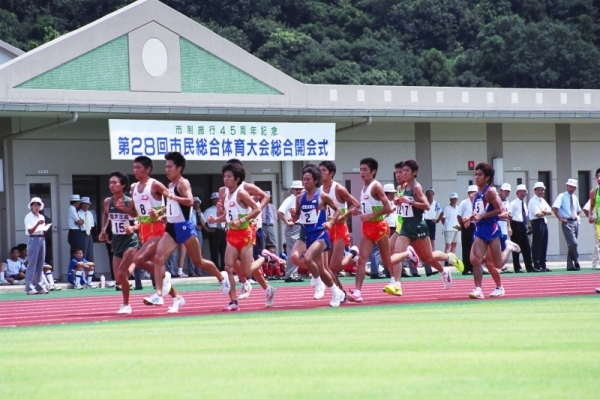 1999年の陸上競技場竣工式の様子