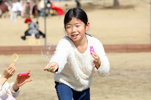 笑顔で遊ぶ子供の写真