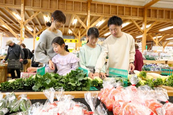 野菜を見る家族の写真