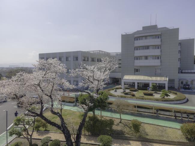 病院東側外観（桜あり）