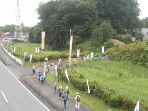 史跡に入るウォーカー