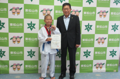 大角地晃太郎選手表敬訪問の画像です。