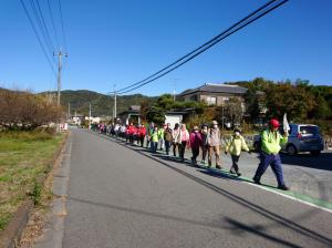 みかん山へ向けて元気に歩く