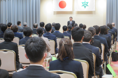 東松山市立小・中学校教職員辞令伝達式の画像です。