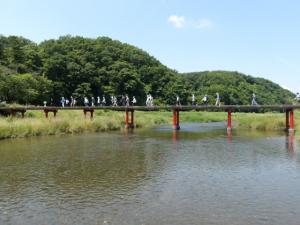 鞍掛橋を渡る