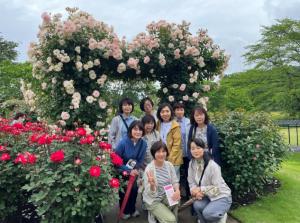 第136回バラの前で写真。