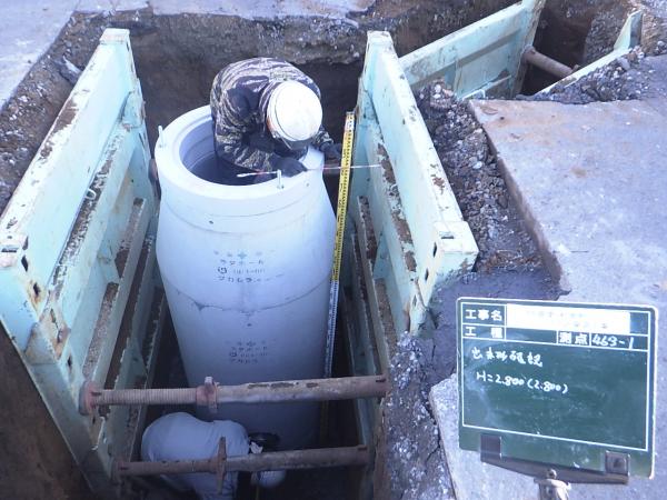 令和5年泉町下水道管工事マンホール設置写真