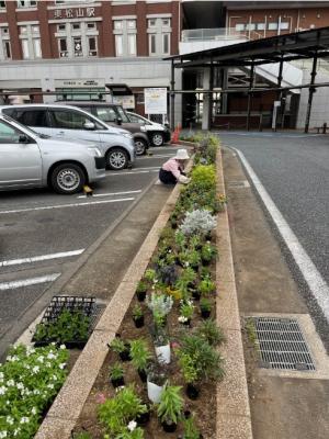 東松山駅東口花壇