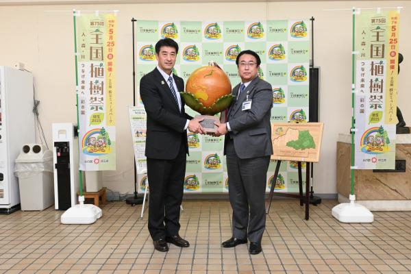 木製地球儀引き渡し式の様子