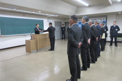 比企広域消防本部　退職者組合表彰・退団者辞令交付式の画像です。