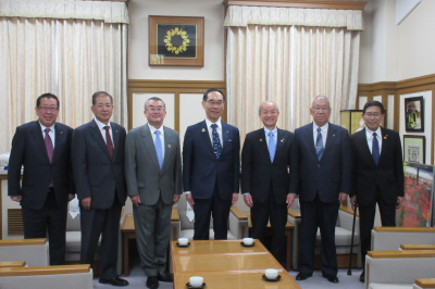  埼玉県市長会新任正副会長による知事及び県議会議長への表敬訪問の画像です。