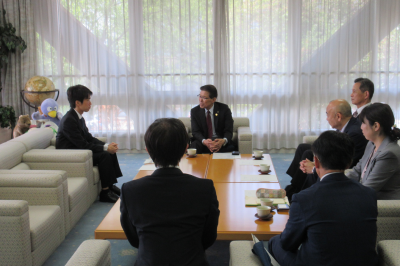 吉田祐也選手　表敬訪問の画像です。