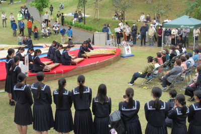 東松山ぼたん園 埼玉県立松山女子高等学校箏曲部春の特別ステージの画像です。