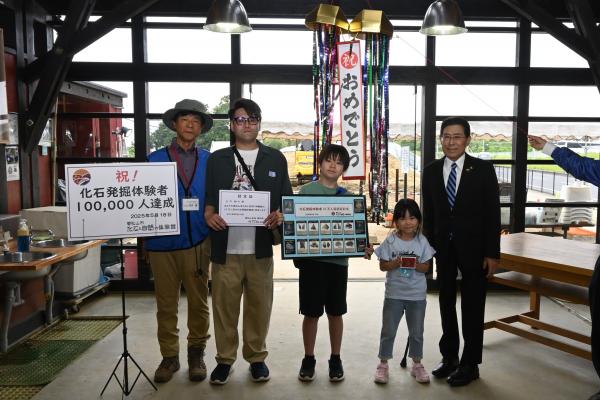 10万人目となる来場者の写真