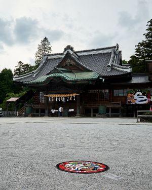 箭弓稲荷神社とヌートバー選手のマンホール