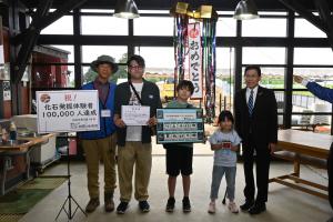 10万人目となる来場者の写真
